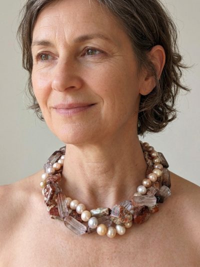 Collar: Cuarzo lepidocrocite, jaspe brechado, perlas rosadas