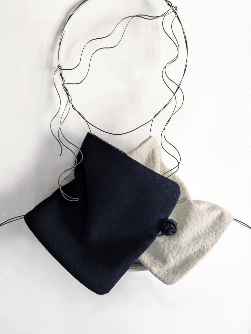 cuello-azul-marino-hueso-50 Cuello Azul Marino y Hueso