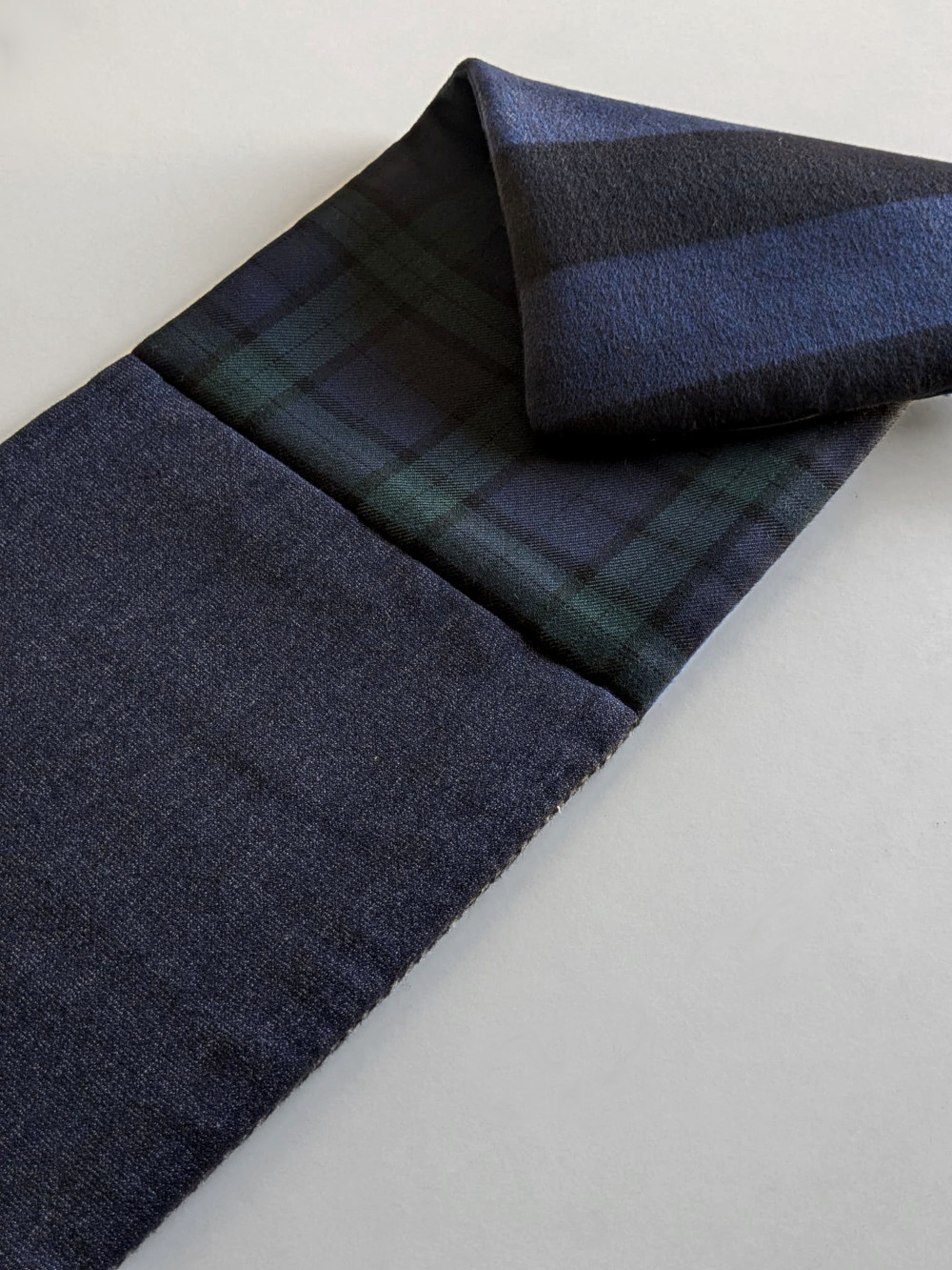 cuello-azul-negro-3 Cuello Azul y Negro