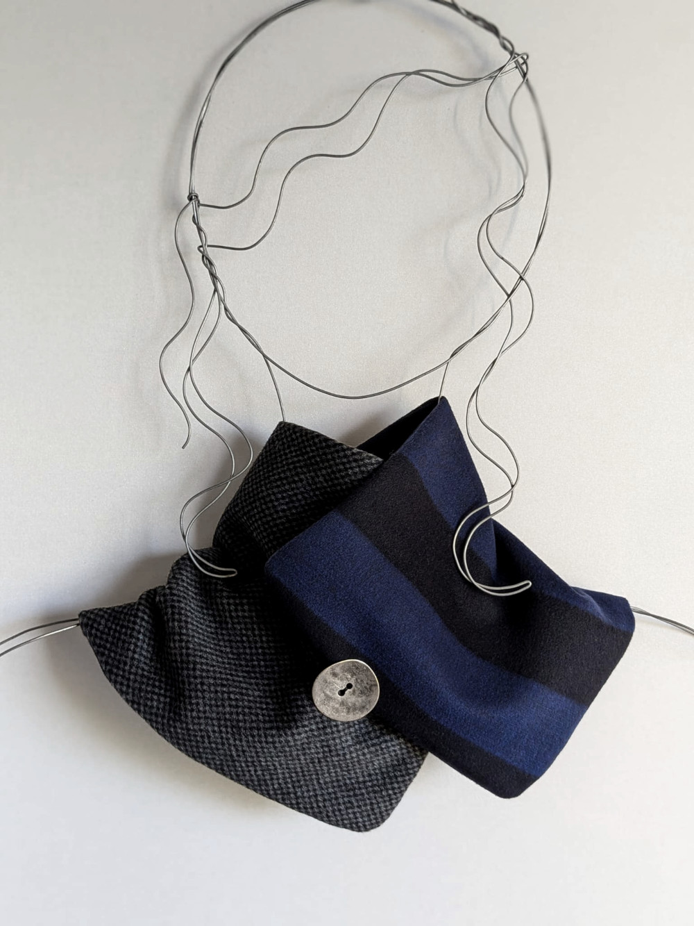 cuello-azul-negro-5 Cuello Azul y Negro