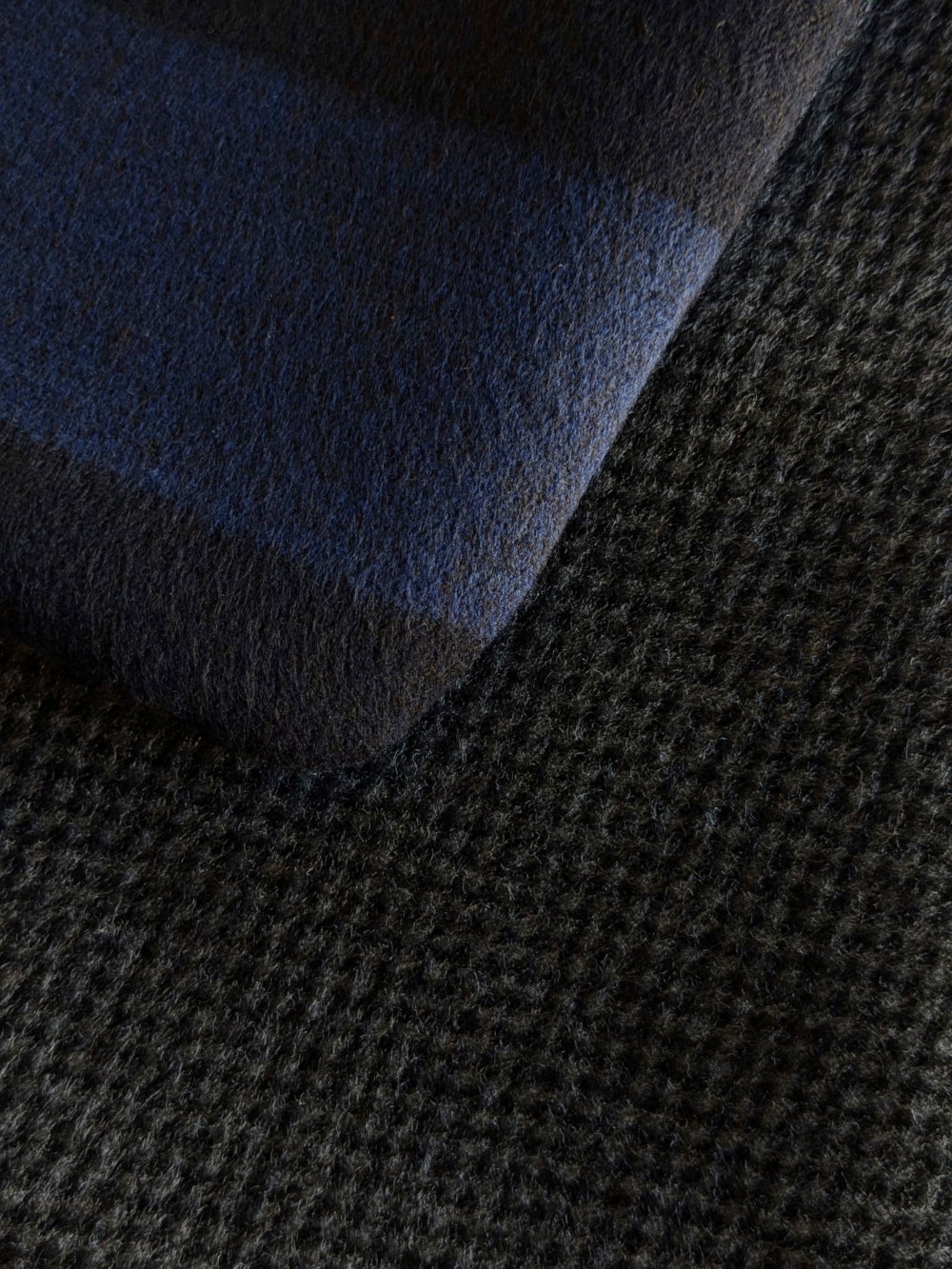 cuello-azul-negro-7 Cuello Azul y Negro detalle