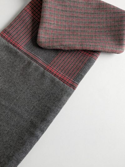 Cuello Gris y Cuadros Rojos